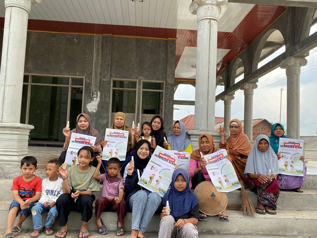Penyuluhan pembuatan herbisida alami dari bahan dapur untuk membunuh gulma. Sumber: Dokumentasi Alya Salwa Az Zahra (KKN TIM II UNDIP 2024)