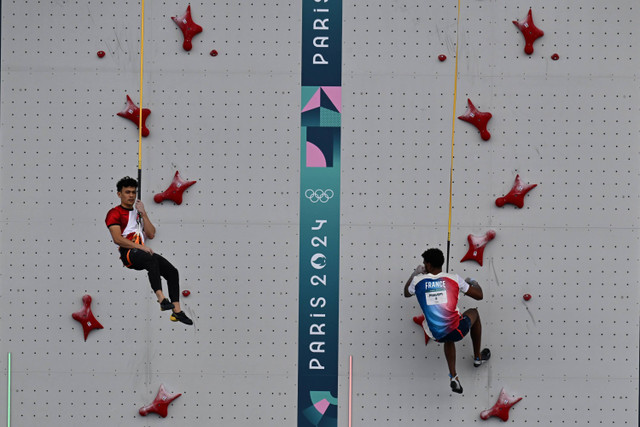 Atlet panjat tebing putra Indonesia Veddriq Leonardo (kiri) beradu cepat dengan atlet Prancis Bassa Mawem pada perempat final nomor speed putra Olimpiade Paris 2024 di Le Bourget Climbing Venue, Paris, Prancis, Kamis (8/8/2024). Foto: Wahyu Putro A/ANTARA FOTO