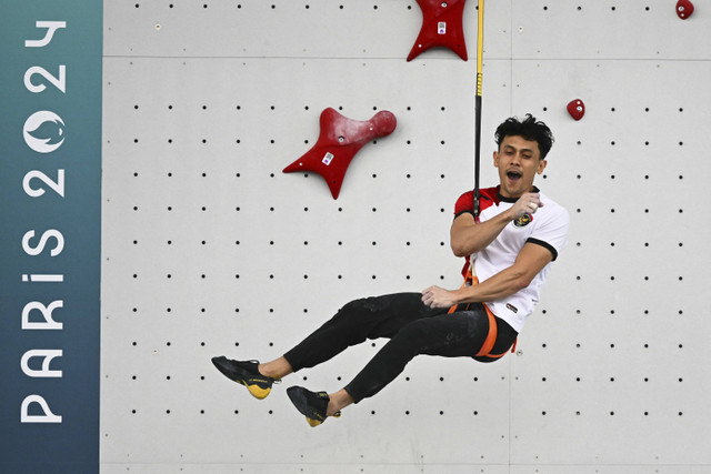 Atlet panjat tebing asal Indonesia, Veddriq Leonardo, bereaksi setelah memenangi final nomor panjat tebing putra pada Olimpiade Paris 2024 di Le Bourget Sport Climbing Venue, Le Bourget, Kamis (8/8/2024). Foto: Fabrice Coffrini/AFP