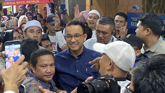 Suasana kedatangan Anies Baswedan di Kampung Elektro, Muara Baru, Jakarta Utara pada Kamis (8/8/2024). Foto: Abid Raihan/kumparan