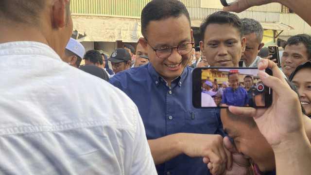 Suasana kedatangan Anies Baswedan di Kampung Elektro, Muara Baru, Jakarta Utara pada Kamis (8/8/2024). Foto: Abid Raihan/kumparan