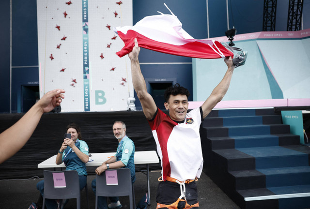 Veddriq Leonardo dari Indonesia melakukan selebrasi setelah memenangkan final panjat tebing nomor speed putra dalam Olimpiade Paris 2024 di Le Bourget Sport Climbing Venue, Le Bourget, Kamis (8/8/2024). Foto: Benoit Tessier/REUTERS 