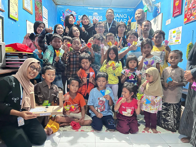 Foto Bersama Anak-Anak TBM Omah Buku Desa Blondo dan Bapak Budi Susilo. Foto: Dwi Kusuma A