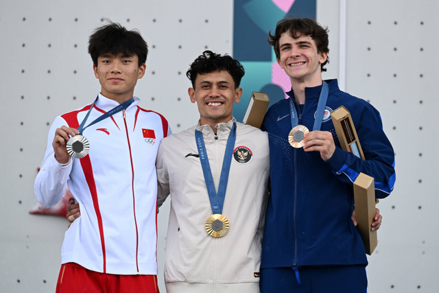 Atlet panjat tebing putra Indonesia peraih medali emas Veddriq Leonardo berfoto bersama atlet China peraih medali perak Wu Peng dan atlet Amerika Serikat peraih medali perunggu Sam Watson usai penyerahan medali final nomor speed putra Olimpiade Paris Foto: Wahyu Putro A/ANTARA FOTO