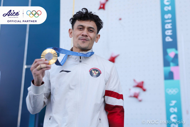 Atlet panjat tebing putra Indonesia peraih medali emas Veddriq Leonardo  di podium bersama atlet China Wu Peng dan atlet Amerika Serikat Sam Watson seusai penyerahan medali final nomor speed putra Olimpiade Paris 2024, Kamis (8/8/2024). Foto: Dok. NOC Indonesia 