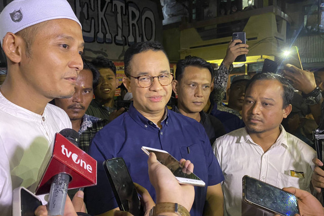 Anies Baswedan setelah kunjungannya ke Kampung Elektro pada Kamis (8/8/2024). Foto: Abid Raihan/kumparan