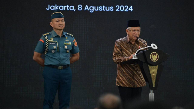 Wakil Presiden Ma'ruf Amin memberikan sambutan pada UHC Awards 2024 di Krakatau Ballroom TMII, Jakarta Timur, Kamis (8/8).