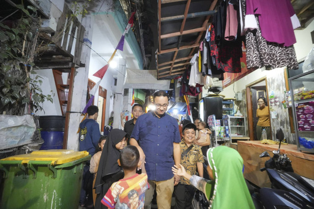 Anies Baswedan kembali bersilaturahmi sekaligus berdialog dengan warga Kampung Alektro, Muara Baru, Jakarta Utara, Kamis(8/8/2024). Foto: Dok. Istimewa