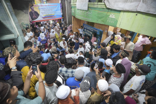 Anies Baswedan kembali bersilaturahmi sekaligus berdialog dengan warga Kampung Alektro, Muara Baru, Jakarta Utara, Kamis(8/8/2024). Foto: Dok. Istimewa