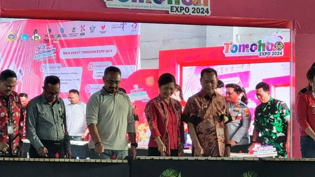 Wali Kota Tomohon, Carol Senduk, memukul kolintang sebagai tanda Tomohon Expo 2024 yang merupakan rangkaian event dari Tomohon International Flower Festival (TIFF) ke-12 resmi dibuka.