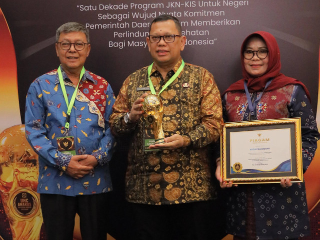 Pj Wali Kota Palembang, A Damenta, bersama jajaran saat menerima penghargaan UHC Awards dari Wapres RI. (ist)