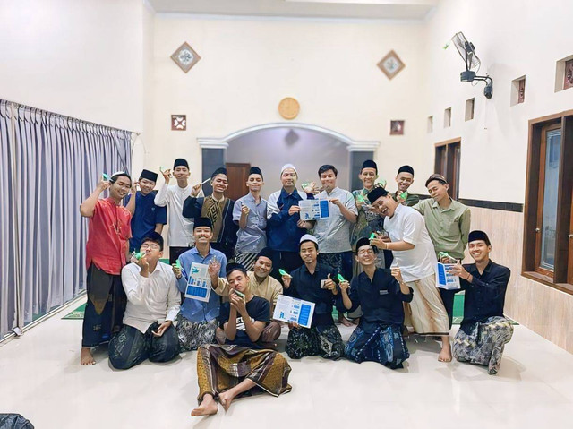 Penyerahan Leaflet dan Alat Pengecekan Listrik oleh Mahasiswa KKN UNDIP kepada Anggota Ikatan Pelajar Nahdlatul Ulama(IPNU) kelurahan Simbang Kulon. (23/07/2024) (Foto: dokumen pribadi)