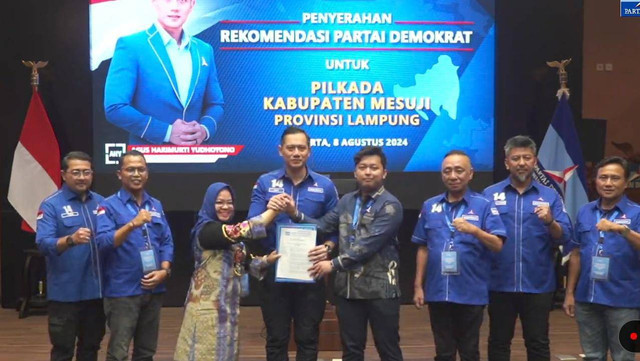 Penyerahan surat rekomendasi Partai Demokrat untuk bakal calon Bupati dan Wakil Bupati Mesuji, Elfianah dan Yuki Wicaksono | Foto Tangkap layar live youtube Partai Demokrat