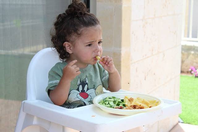 Ilustrasi anak makan. Foto: Pixabay