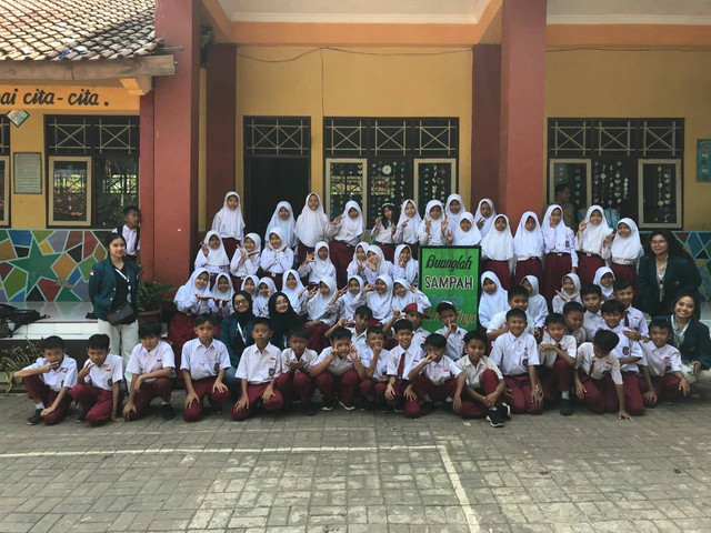 Foto bersama dengan 1 Kelas di SD Negeri 1 Bakalan (Sumber: Dokumentasi KKN TIM II UNDIP)