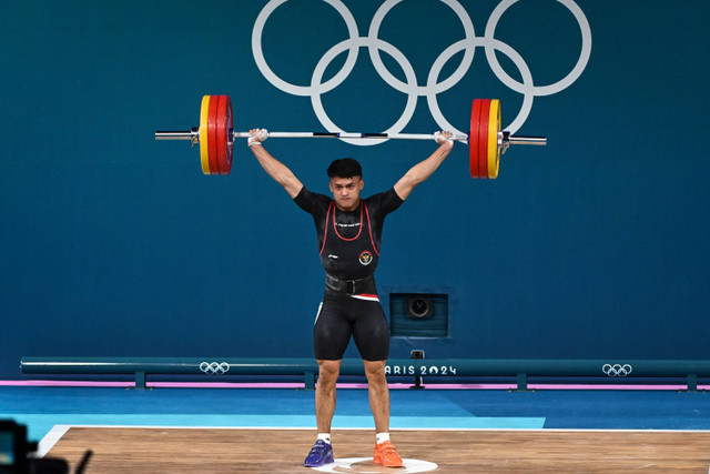 Lifter Indonesia Rizki Juniansyah melakukan angkatan dalam kelas 73 kg putra Olimpiade Paris 2024 di South Paris Arena, Paris, Prancis, Kamis (8/8/2024). Foto: Wahyu Putro A/ANTARA FOTO