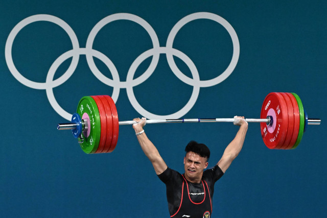 Lifter Indonesia Rizki Juniansyah melakukan angkatan dalam kelas 73 kg putra Olimpiade Paris 2024 di South Paris Arena, Paris, Prancis, Kamis (8/8/2024). Foto: Wahyu Putro A/ANTARA FOTO