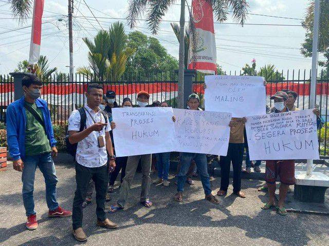 Warga ketika berdemo di Kejari Sintang menuntut kasus dugaan korupsi diusut tuntas. Foto: Yusrizal/Hi!Pontianak