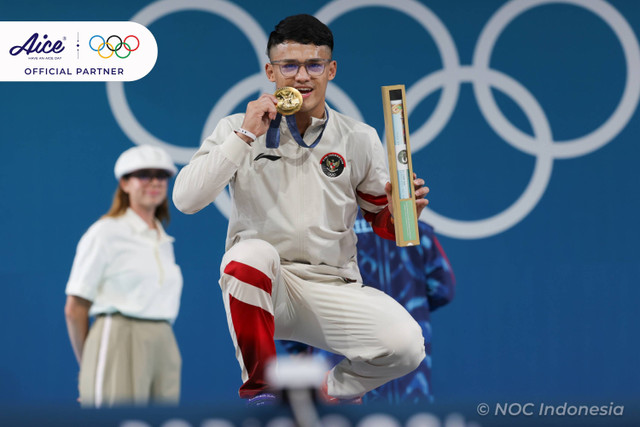 Lifter Indonesia Rizki Juniansyah berpose dengan medali emasnya usai upacara pengalungan medali kelas 73 kg putra Olimpiade Paris 2024 di South Paris Arena, Paris, Prancis, Kamis (8/8/2024). Foto: Dok. NOC Indonesia 