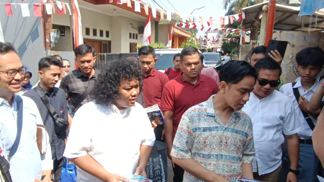 Wakil presiden terpilih, Gibran Rakabuming Raka didampingi bakal calon wakil wali kota Tangerang Selatan, Marshel Widianto di Pondok Betung, Tangerang Selatan, Jumat (9/8/2024). Foto: Zamachsyari/kumparan