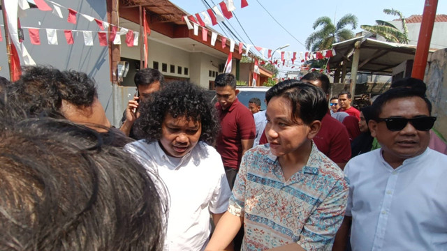 Wakil presiden terpilih, Gibran Rakabuming Raka didampingi bakal calon wakil wali kota Tangerang Selatan, Marshel Widianto di Pondok Betung, Tangerang Selatan, Jumat (9/8/2024). Foto: Zamachsyari/kumparan