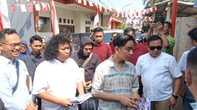 Wakil presiden terpilih, Gibran Rakabuming Raka didampingi bakal calon wakil wali kota Tangerang Selatan, Marshel Widianto di Pondok Betung, Tangerang Selatan, Jumat (9/8/2024). Foto: Zamachsyari/kumparan