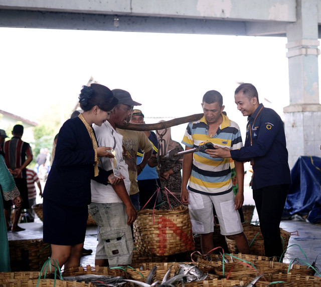 Petugas Mandiri Agen dalam menyediakan layanan keuangan untuk masyarakat di wilayah 3T. Foto: Dok. Bank Mandiri