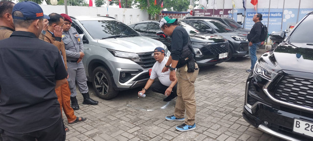 Polisi saat mengecek tempat teror bangkai ayam di Kantor KPU Jakarta Utara.  Foto: Dok. Istimewa