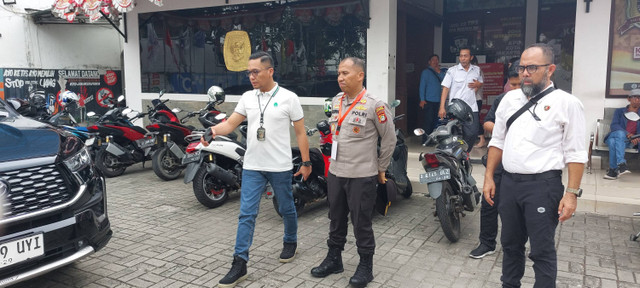 Polisi saat mengecek tempat teror bangkai ayam di Kantor KPU Jakarta Utara.  Foto: Dok. Istimewa