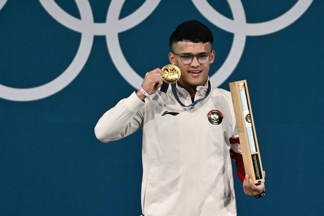 Lifter Indonesia Rizki Juniansyah berpose dengan medali emasnya usai upacara pengalungan medali kelas 73 kg putra Olimpiade Paris 2024 di South Paris Arena, Paris, Prancis, Kamis (8/8/2024) Foto: Wahyu Putro A/ANTARA FOTO