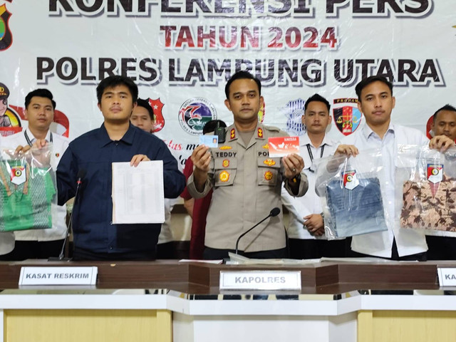 Polres Lampung Utara saat konferensi pers kasus korupsi dana Bantuan Operasional Sekolah (BOS) SMP 3 Bunga Mayang. | Foto: Dok Istimewa