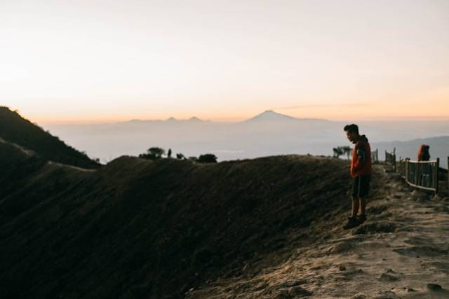 Ilustrasi jalur pendakian Gunung Ciremai. Sumber: venwardo/unsplash.com