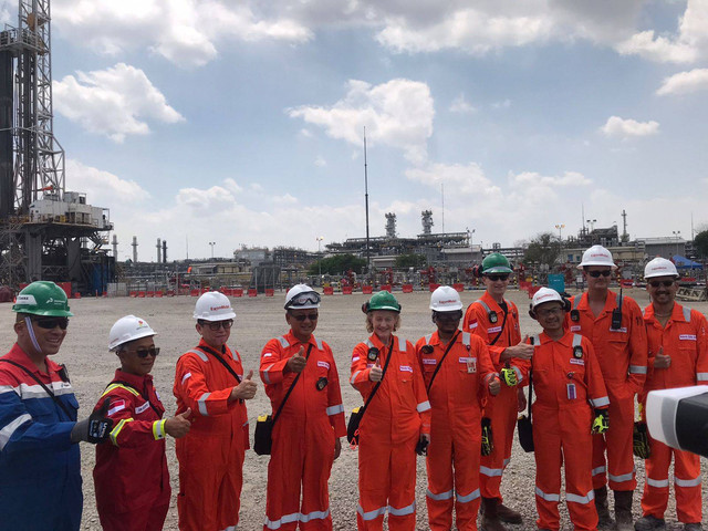 Menteri ESDM Arifin Tasrif sedang bercakap dengan Presiden ExxonMobil Indonesia, Carole J. Gall, di Blok Cepu, Kabupaten Bojonegoro, Jawa Tengah, Jumat (9/8/2024).  Foto: Abdul Latif/kumparan