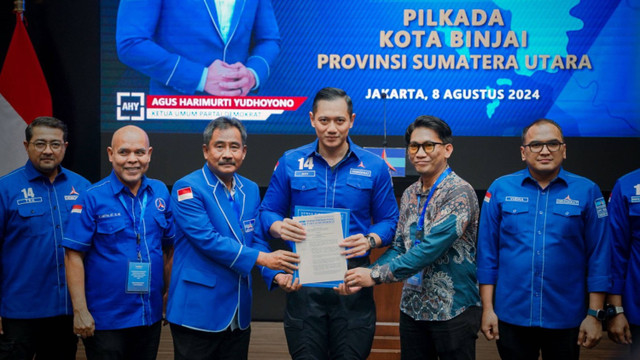 Penasihat Rumah Kolaborasi Bobby Nasution (RKBN), Ahsanul Jihadi alias Jiji (kedua kanan), mendapatkan rekomendasi Pilwalkot Binjai dari Demokrat.  Foto: Dok. Pribadi Jiji