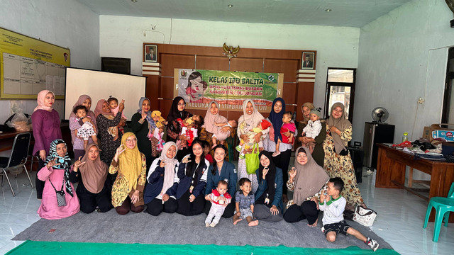 Foto bersama dengan para ibu, kader kesehatan, dan bidan puskesmas