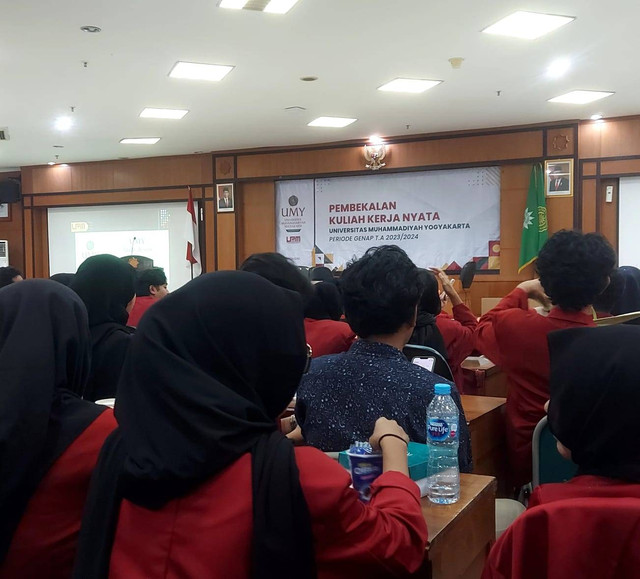 Mahasiswa universitas muhammadiyah yogyakarta mengikuti kegiatan pembekalan sebagai salah satu bentuk pengabdian kepada masyarakat. Sumber gambar : dokumentasi pribadi 