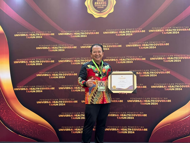 Bupati Jember, Hendy Siswanto menerima penghargaan Universal Health Coverage (UHC) Award di Gedung The Krakatau, Grand Ballroom, Taman Mini Indonesia Indah, Jakarta, Kamis (8/8/2024). Foto: Dok. Istimewa