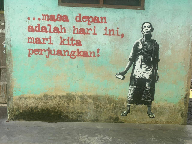 Gambar mural yang bertuliskan kata-kata perjuangan yang ada di Desa Wadas sebagai bentuk aksi penolakan atas adanya penambangan batuan andesit untuk keperluan proyek PSN. Sumber : Foto Pribadi