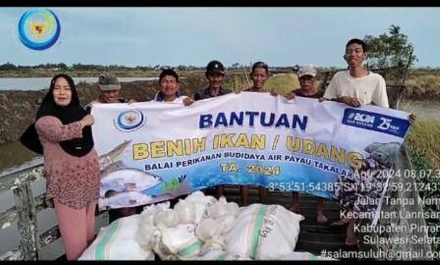 Anggota Pokdakan Samaturue ucapkan terimakasih kepada KKP seusai menerima bantuan benur udang windu sebanyak 500.000 ekor melalui BPBAP Takalar (Foto: Salam Atjo)