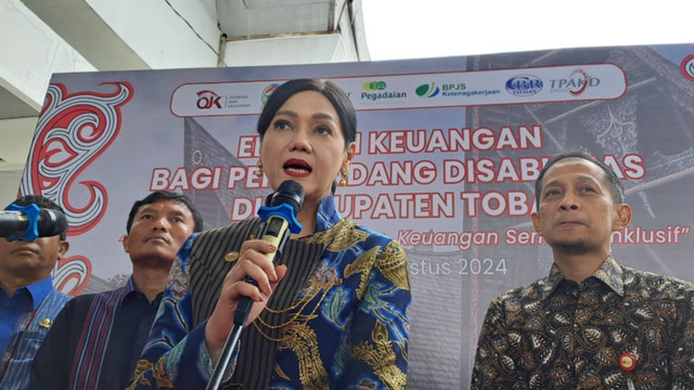 Kepala Eksekutif Pengawas Perilaku Pelaku Usaha Jasa Keuangan, Edukasi dan Pelindungan Konsumen OJK Friderica Widyasari Dewi dalam acara Edukasi Keuangan Bagi Penyandang Disabilitas di Kabupaten Toba, Jumat (9/8/2024). Foto: Ghifari/kumparan 