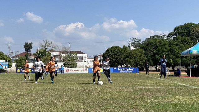 Pertandingan antara SDN Sendangmulyo 02 vs MIN Kota Semarang A di MilkLife Soccer Challenge Semarang, Jumat (9/8). Foto: Aji Nugrahanto/kumparan