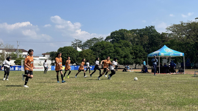 Pertandingan antara SDN Sendangmulyo 02 vs MIN Kota Semarang A di MilkLife Soccer Challenge Semarang, Jumat (9/8). Foto: Aji Nugrahanto/kumparan