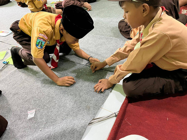 Proses siswa meronce. Foto: Siti Muawanah/kumparan