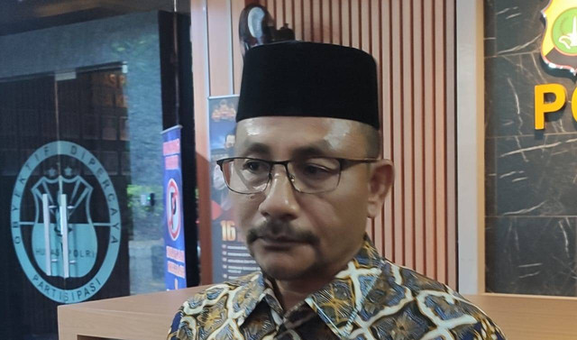 Anggota DPD RI, Sudirman, saat menyerahkan surat aspirasi dari ulama dan tokoh masyarakat Aceh di Polda Metro Jaya pada Kamis (9/8). Foto: Rachmadi Rasyad/kumparan