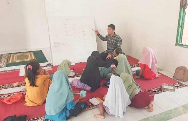 gambar kegiatan mahasiswa KKN Melayu Serumpun mengajar les bahasa arab bersama anak-anak Desa Alur Alim tanggal 8 Agustus 2024.