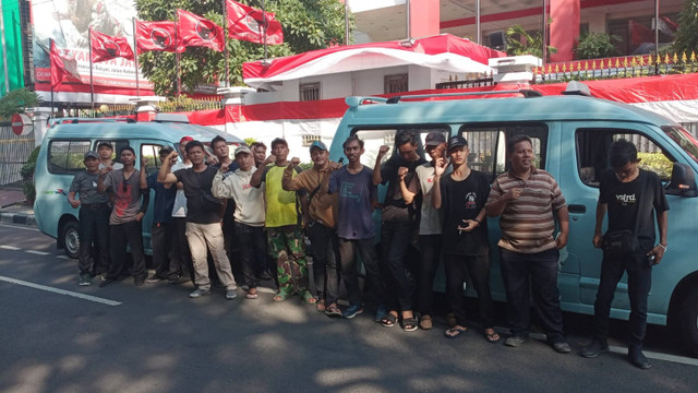 Paguyuban Sopir Mikrolet dan APB Jakarta mendatangi kantor DPP PDI-P di Jakarta, Jumat (9/8).  Foto: Dok. Istimewa