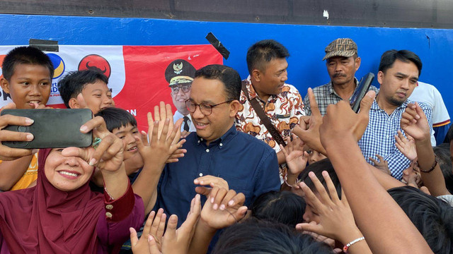 Suasana kedatangan Anies Baswedan ke Jalan Komplek Taman Kota, Kembangan Utara, Jakarta Barat pada Jumat (9/8). Foto: Abid Raihan/kumparan