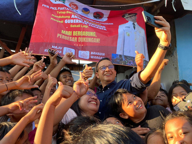 Suasana kedatangan Anies Baswedan ke Jalan Komplek Taman Kota, Kembangan Utara, Jakarta Barat pada Jumat (9/8). Foto: Abid Raihan/kumparan