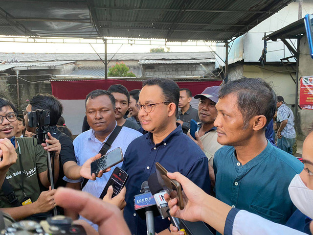 Anies Baswedan temui wartawan setelah silaturahmi bersama warga Taman Kota, Kembangan Utara, Jakarta Barat pada Jumat (9/8). Foto: Dok. Abid Raihan/Kumparan