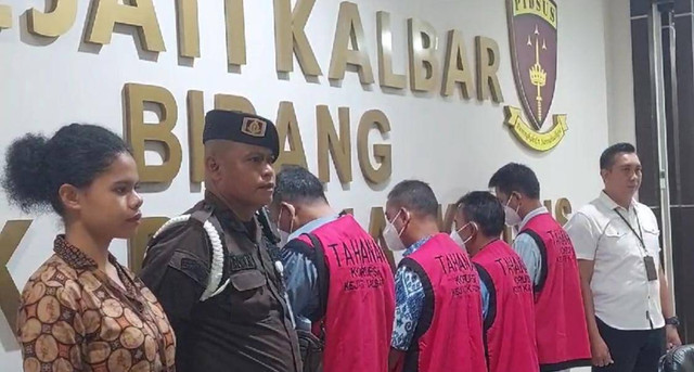 4 tersangka pelaku pengadaan fiktif kapal ferry di Kapuas Hulu saat Kejati Kalbar menggelar konferensi pers. Foto: Dok. Istimewa